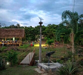 La aldea marubo con un paisaje modificado por los paneles y antenas